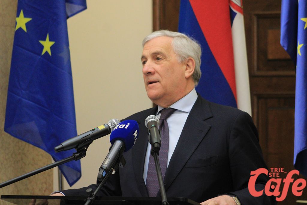 Trieste, Tajani: «Non siamo in guerra con la Russia, ma deve rinunciare all’invasione dell’Ucraina» (VIDEO)